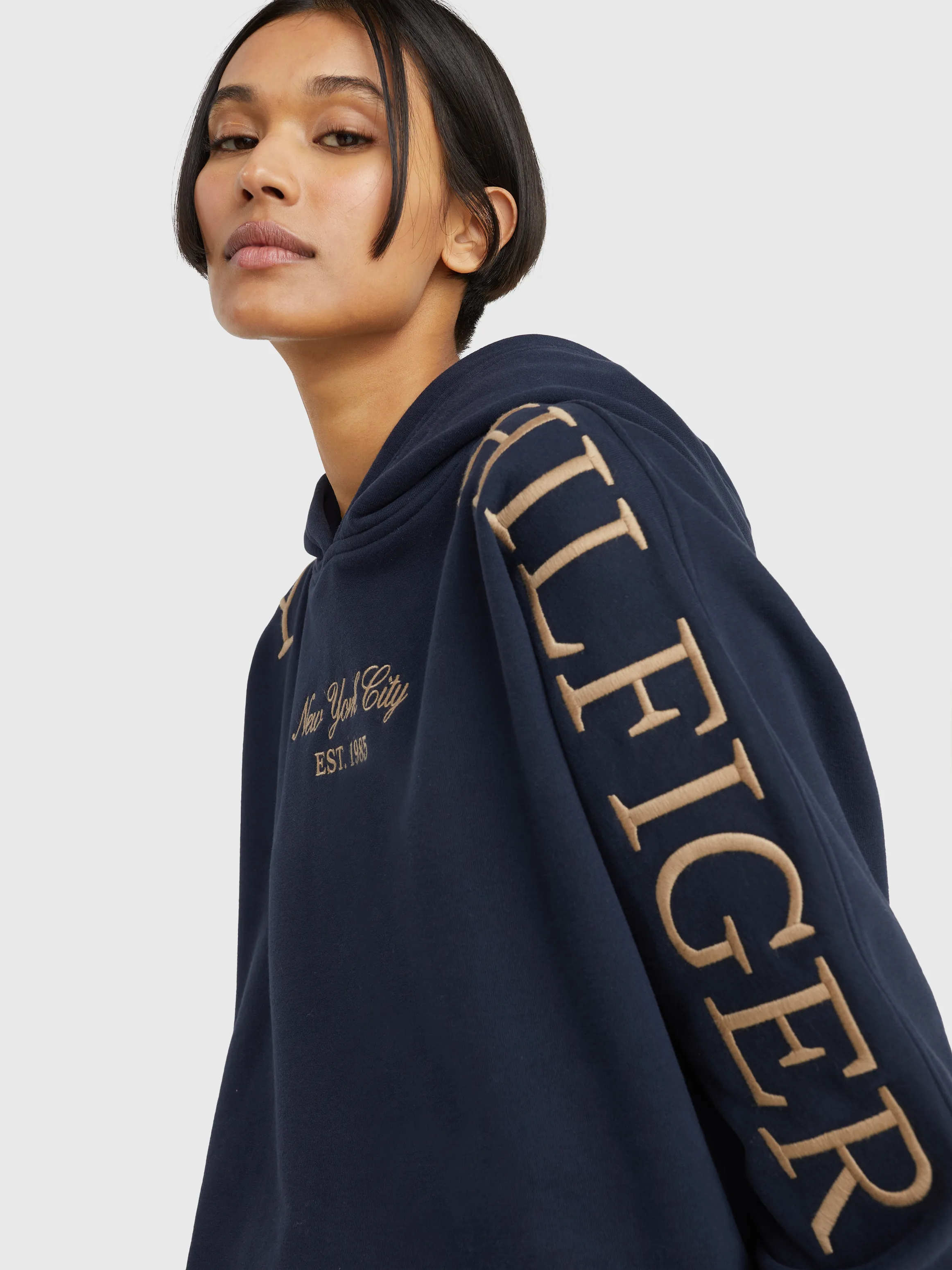 Relaxed Arched Hilfiger Hoodie | Sweatshirts & Hoodies | Tommy Hilfiger